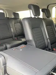 Asientos del taxi con respaldo plegable, ideal para llevar equipaje grande
