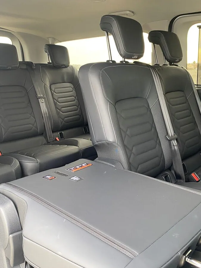 Asientos del taxi con respaldo plegable, ideal para llevar equipaje grande